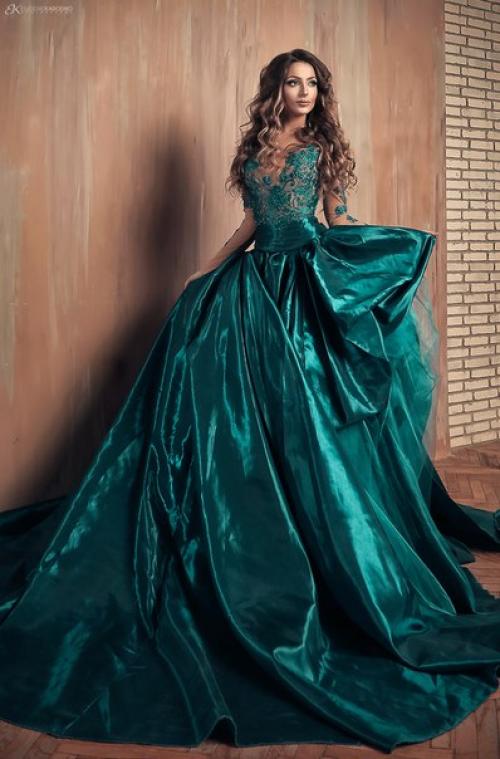 Девушки, специально для вас 21 и 23 и 24 января большой фотодень с шикарными вечерними платьями в самой большой студии Москвы. 04