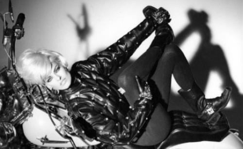 На фотографиях - это просто притворство, игра. 06