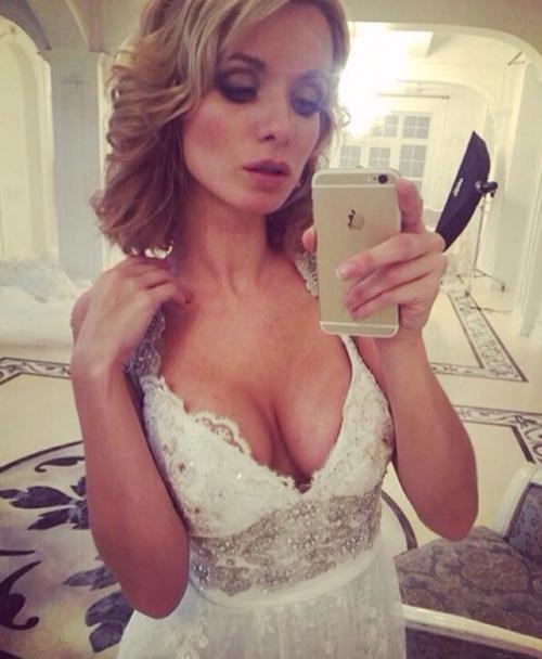 Красивая причёска и макияж перед торжественным событием нужна? 01