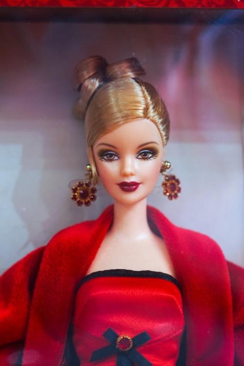 С большим интересом мы знакомим вас с достаточно редкой Winter Concert Barbie. 02