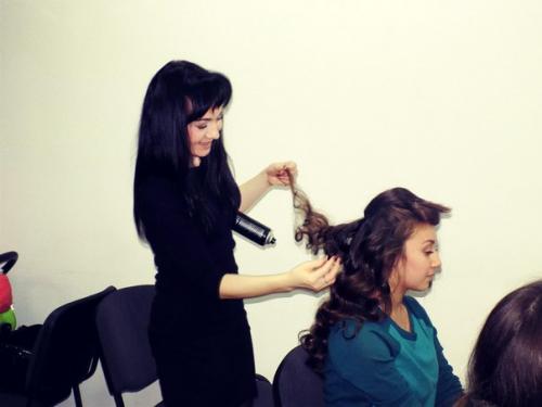 В процессе работы на мк по макияжу и прическам, доделываю прическу модели. 01