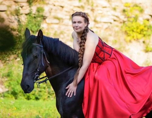 А еще у вас есть невероятно крутой шанс получить бесплатно фото сессию с конем в р - оне мирожского монастыря! 01