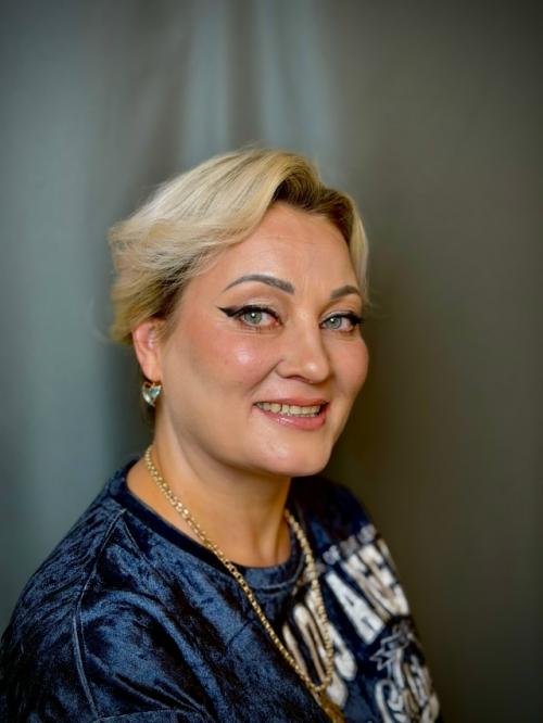 Марина и ее первый в жизни опыт побывать в руках у стилиста визажиста.
