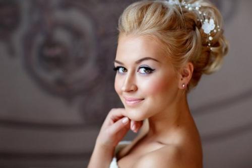 Образ невесты включает в себя множество незаменимых деталей: платье, туфли, прическу и, конечно же, макияж. 02 Образ невесты включает в себя множество незаменимых деталей: платье, туфли, прическу и, конечно же, макияж. 02