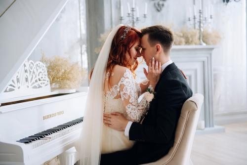 Делать свадебные фотосеты в студии начали сравнительно недавно. 03