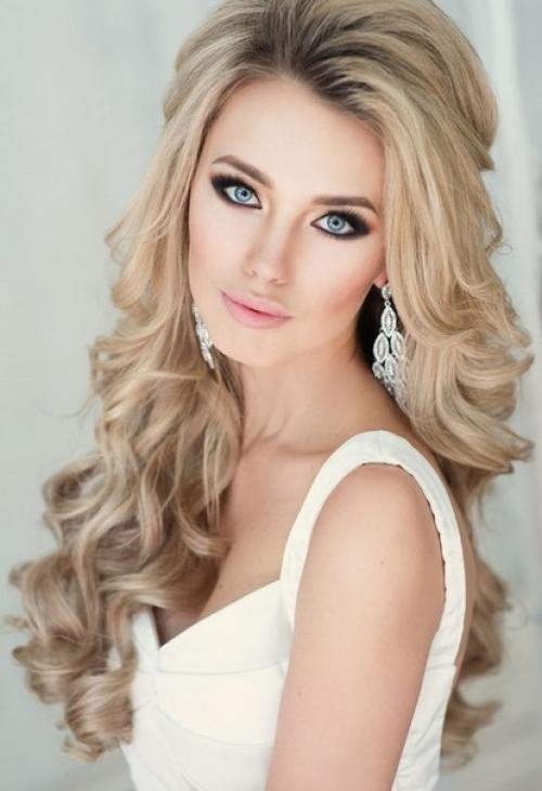 Здравствуйте девушки!  Кто может 26 до двух часов дня сделать макияж прическу для фотосесчии? 02