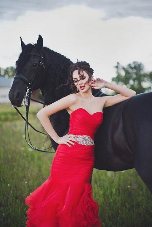 21 октября!  Разыскиваем модель 42-44 размера одежды, для съемки в новогоднем интерьере и шикарном красном платье, мы сделаем макияж и прическу. 04