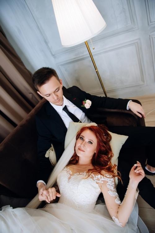 Делать свадебные фотосеты в студии начали сравнительно недавно. 05