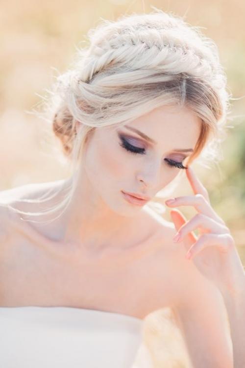 Образ невесты включает в себя множество незаменимых деталей: платье, туфли, прическу и, конечно же, макияж. 06 Образ невесты включает в себя множество незаменимых деталей: платье, туфли, прическу и, конечно же, макияж. 06