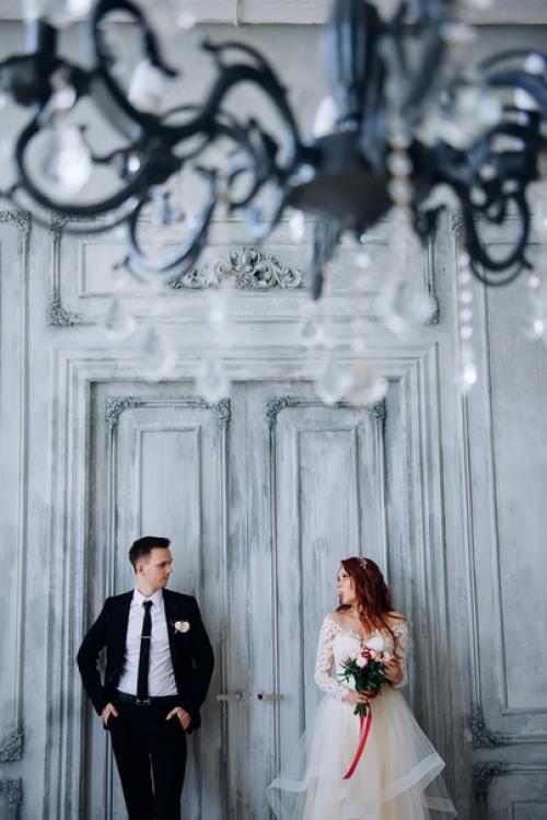 Делать свадебные фотосеты в студии начали сравнительно недавно. 01