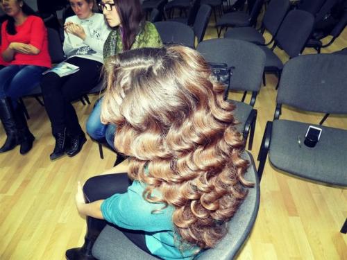 В процессе работы на мк по макияжу и прическам, доделываю прическу модели. 04