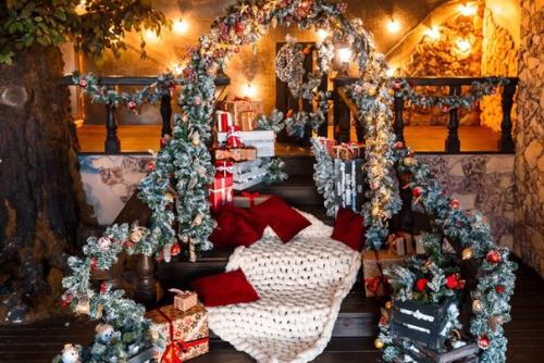 21 октября!  Разыскиваем модель 42-44 размера одежды, для съемки в новогоднем интерьере и шикарном красном платье, мы сделаем макияж и прическу. 01