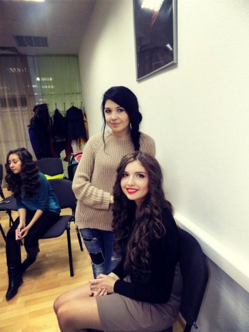 В процессе работы на мк по макияжу и прическам, доделываю прическу модели. 05