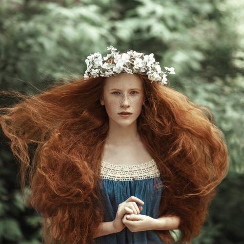 Для осенней фотосессии нужна модель с длинными волосами (желательно рыжего цвета). 01