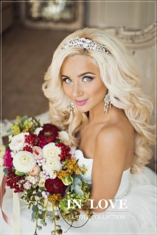 Здравствуйте девушки!  Кто может 26 до двух часов дня сделать макияж прическу для фотосесчии? 01