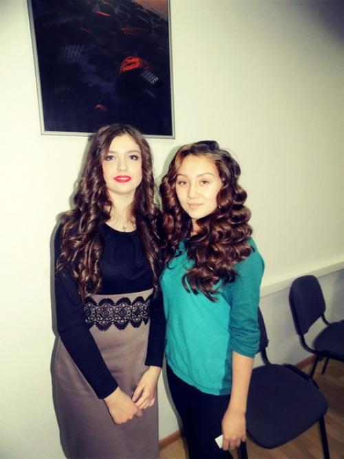 В процессе работы на мк по макияжу и прическам, доделываю прическу модели. 06