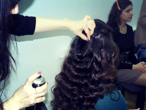 В процессе работы на мк по макияжу и прическам, доделываю прическу модели. 02