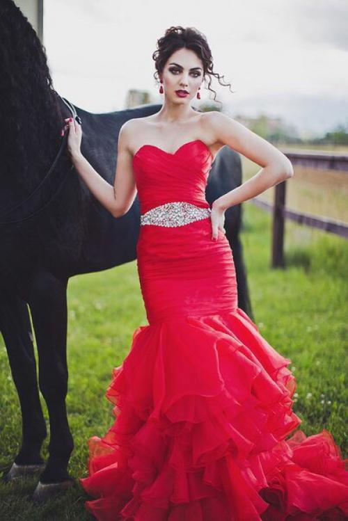 21 октября!  Разыскиваем модель 42-44 размера одежды, для съемки в новогоднем интерьере и шикарном красном платье, мы сделаем макияж и прическу. 03