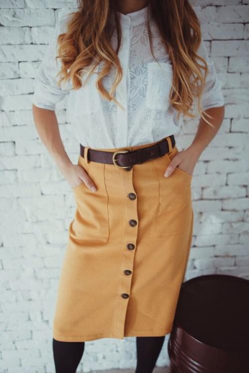 Юбка из джинсовой ткани горчичного цвета, в размере S, сорочка из батиста, размер S - M, весь образ в наличии в Vereteno Showroom на Кирова, 102. 01