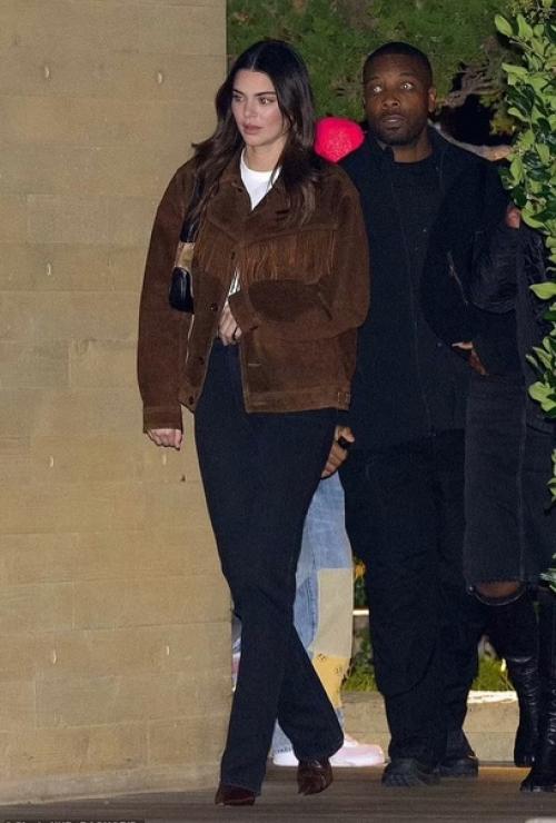 Длинноногая хейли бибер и ее муж Джастин держатся за руки, покидая ужин со стильной приятельницей Кендалл дженнер в Nobu. 01