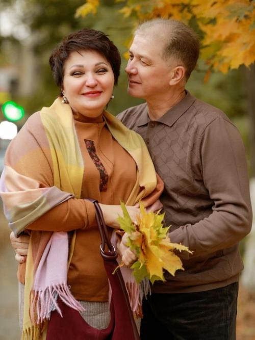 Фотосессия осенью - это не только выбор одежды, но и возможность вписать в образ природные элементы. 03