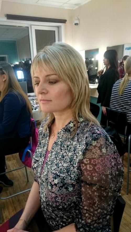 Модели на МАКИЯЖ и легкие прически нужны. 05