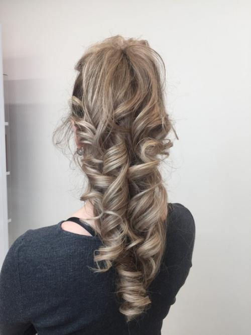 Мода не стоит на месте, каждый раз предлагая женщинам инновации в одежде, маникюре, макияже. 01