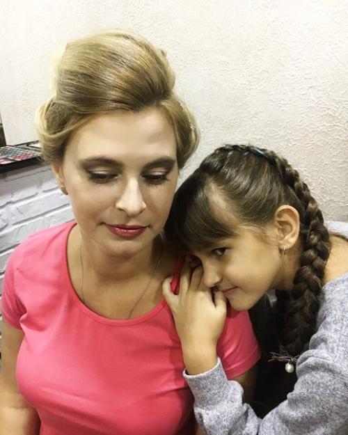 Девочки, по предновогодней акции провожу полный комплект преображения: коррекция и окрашивание бровок, макияж и причёска за 300 грн. 06