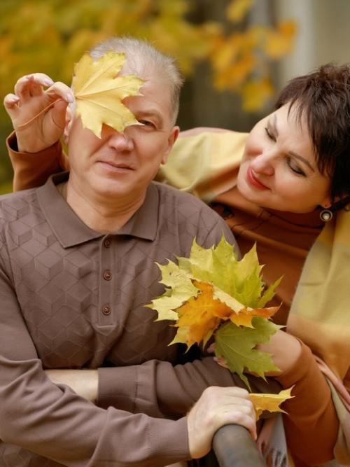 Фотосессия осенью - это не только выбор одежды, но и возможность вписать в образ природные элементы. 04