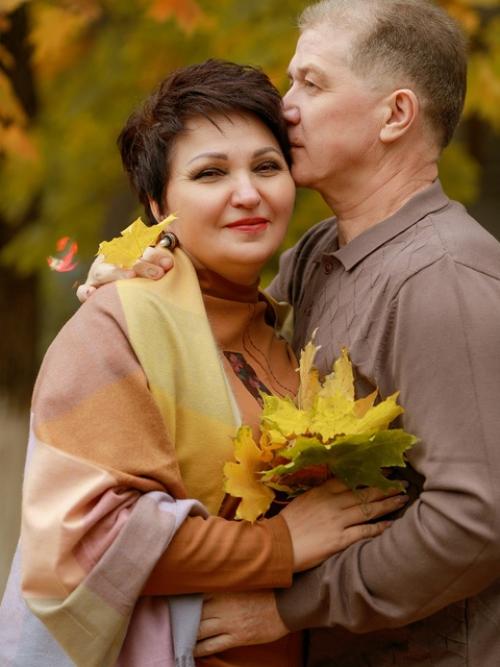 Фотосессия осенью - это не только выбор одежды, но и возможность вписать в образ природные элементы. 06