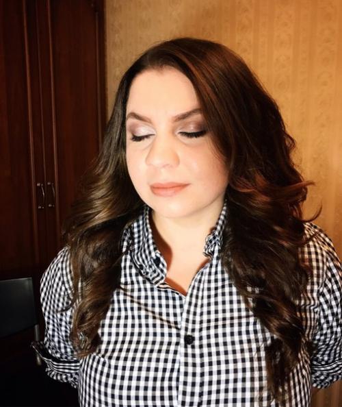 Доброго времени суток, меня зовут Алиса, я мастер визажист. 02 Доброго времени суток, меня зовут Алиса, я мастер визажист. 02