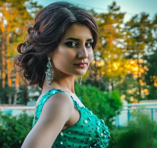 Успей заказать стилиста/визажиста и мастера по прическам в одном лице! 06