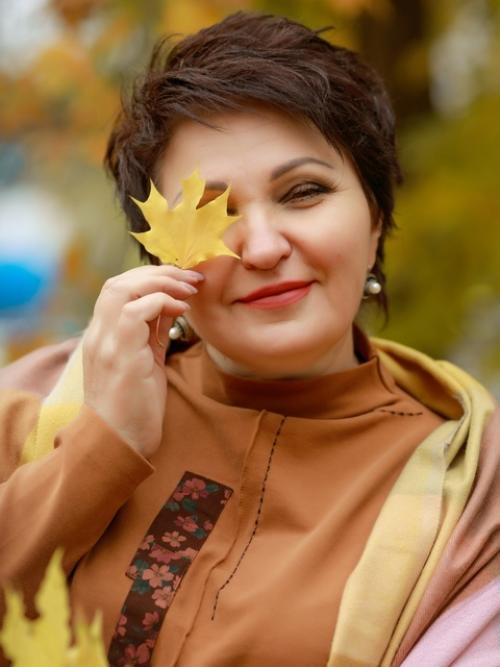 Фотосессия осенью - это не только выбор одежды, но и возможность вписать в образ природные элементы. 05