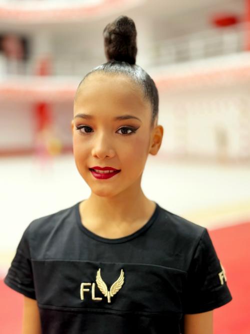 Мы не просто мамы, а дипломированные стилисты по макияжу и прическам, готовые преобразить вашу спортсменку для любого старта!