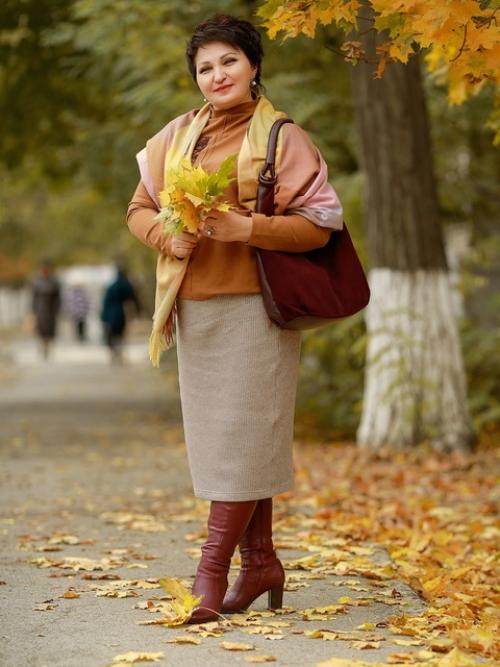Фотосессия осенью - это не только выбор одежды, но и возможность вписать в образ природные элементы. 01