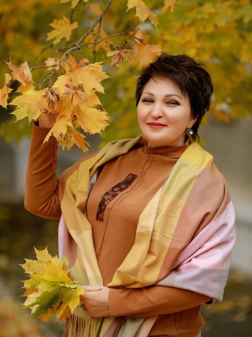 Фотосессия осенью - это не только выбор одежды, но и возможность вписать в образ природные элементы. 02