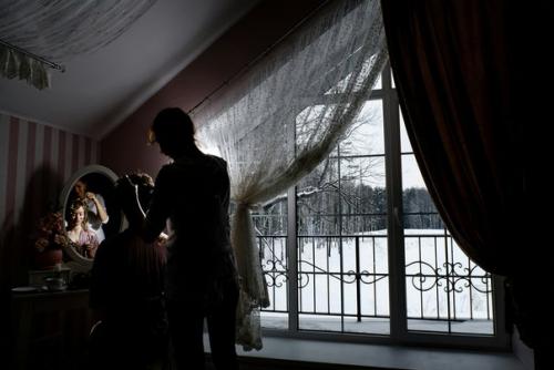 О невесте?   В день торжества, несомненно, нервы дают о себе знать. 04