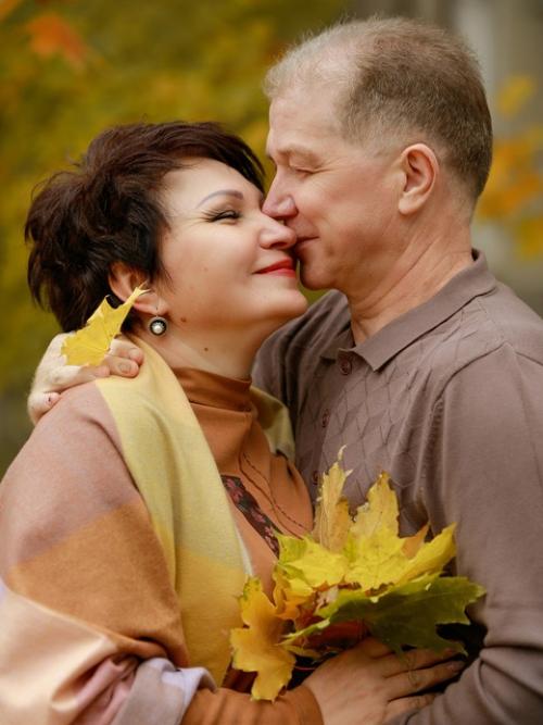 Фотосессия осенью - это не только выбор одежды, но и возможность вписать в образ природные элементы. 07