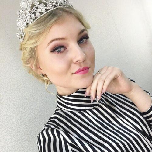 Девочки?  На сегодня в 18: 00 нужна очень ответственная модель на макияж и прическу? 01