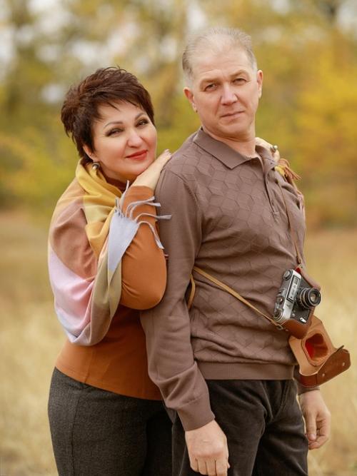 Фотосессия осенью - это не только выбор одежды, но и возможность вписать в образ природные элементы. 08