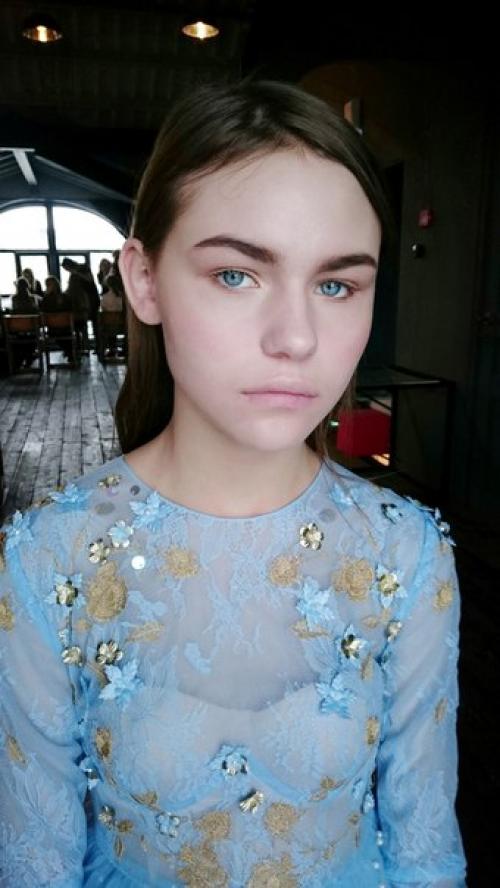 Модели на МАКИЯЖ и легкие прически нужны. 04