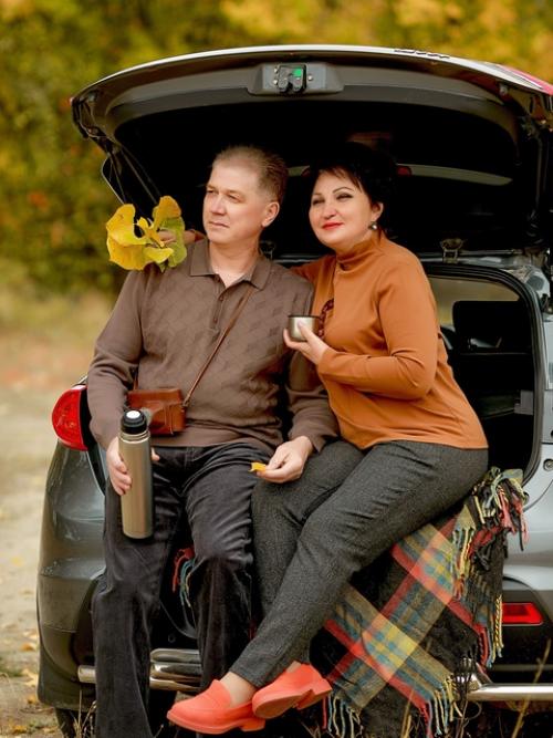 Фотосессия осенью - это не только выбор одежды, но и возможность вписать в образ природные элементы. 09