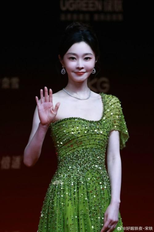 Сун и привлекла внимание на красной дорожке в длинном градиентном платье от синего к зелёному, мерцающем как чешуя бойцовской рыбки. 03 Сун и привлекла внимание на красной дорожке в длинном градиентном платье от синего к зелёному, мерцающем как чешуя бойцовской рыбки. 03