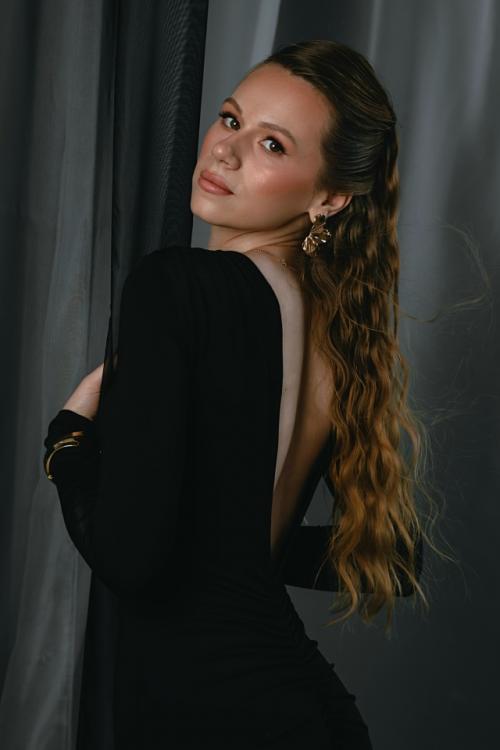 Лена - воплощение невероятной красоты и женственности в кадре. 01