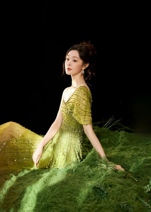 Сун и привлекла внимание на красной дорожке в длинном градиентном платье от синего к зелёному, мерцающем как чешуя бойцовской рыбки. 01 Сун и привлекла внимание на красной дорожке в длинном градиентном платье от синего к зелёному, мерцающем как чешуя бойцовской рыбки. 01