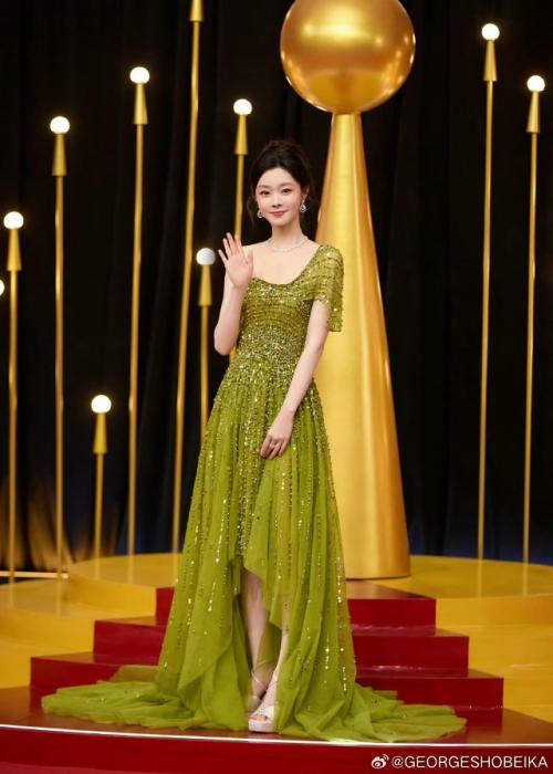 Сун и привлекла внимание на красной дорожке в длинном градиентном платье от синего к зелёному, мерцающем как чешуя бойцовской рыбки. 02 Сун и привлекла внимание на красной дорожке в длинном градиентном платье от синего к зелёному, мерцающем как чешуя бойцовской рыбки. 02