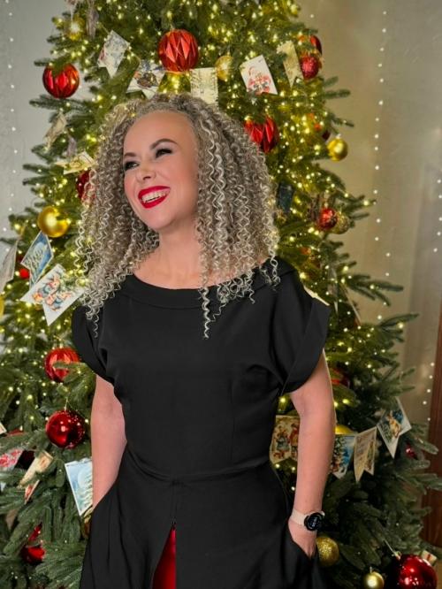 Ох и трудная это работа - сборы на новогоднюю караоке - вечеринку. 

