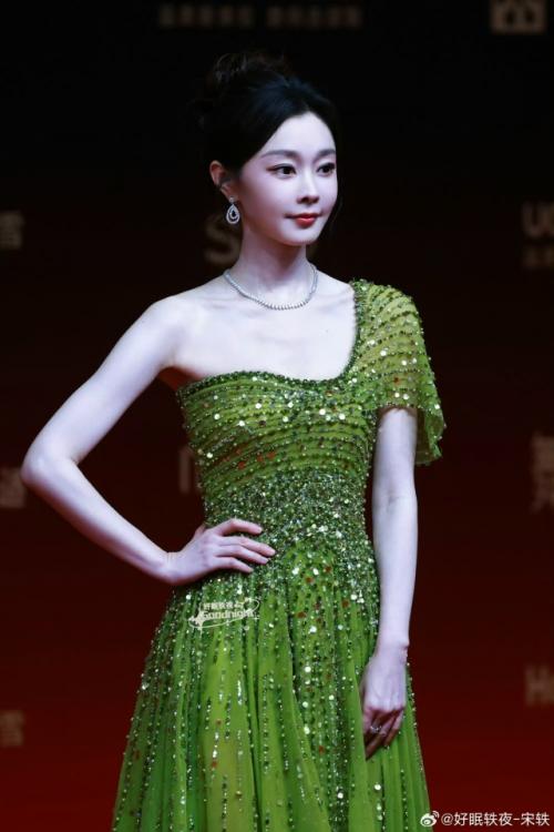 Сун и привлекла внимание на красной дорожке в длинном градиентном платье от синего к зелёному, мерцающем как чешуя бойцовской рыбки. 04 Сун и привлекла внимание на красной дорожке в длинном градиентном платье от синего к зелёному, мерцающем как чешуя бойцовской рыбки. 04