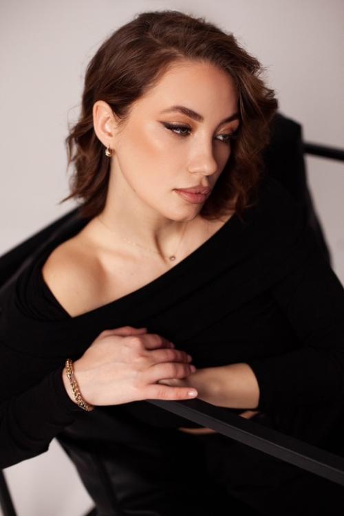 За час мы можем отснять несколько разных по стилю и настроению образа. 04 За час мы можем отснять несколько разных по стилю и настроению образа. 04