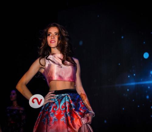 Дорогие девушки?  Предлагаю услуги дипломированного визажиста: макияж, причёски, локоны, укладки, консультация по уходу. 09